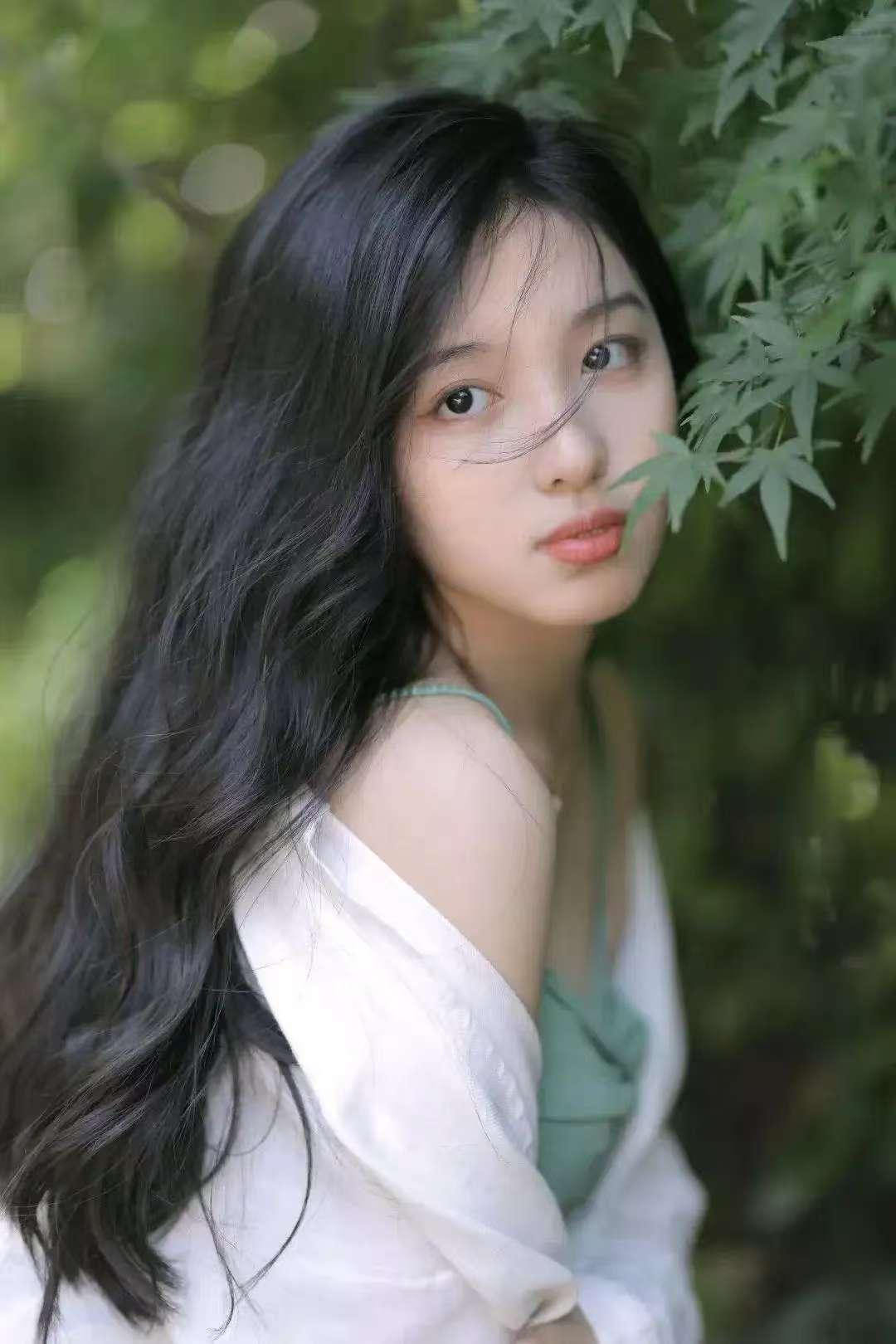 少女在绿叶间，自然清新，宛如画中人🌺🍀🌹