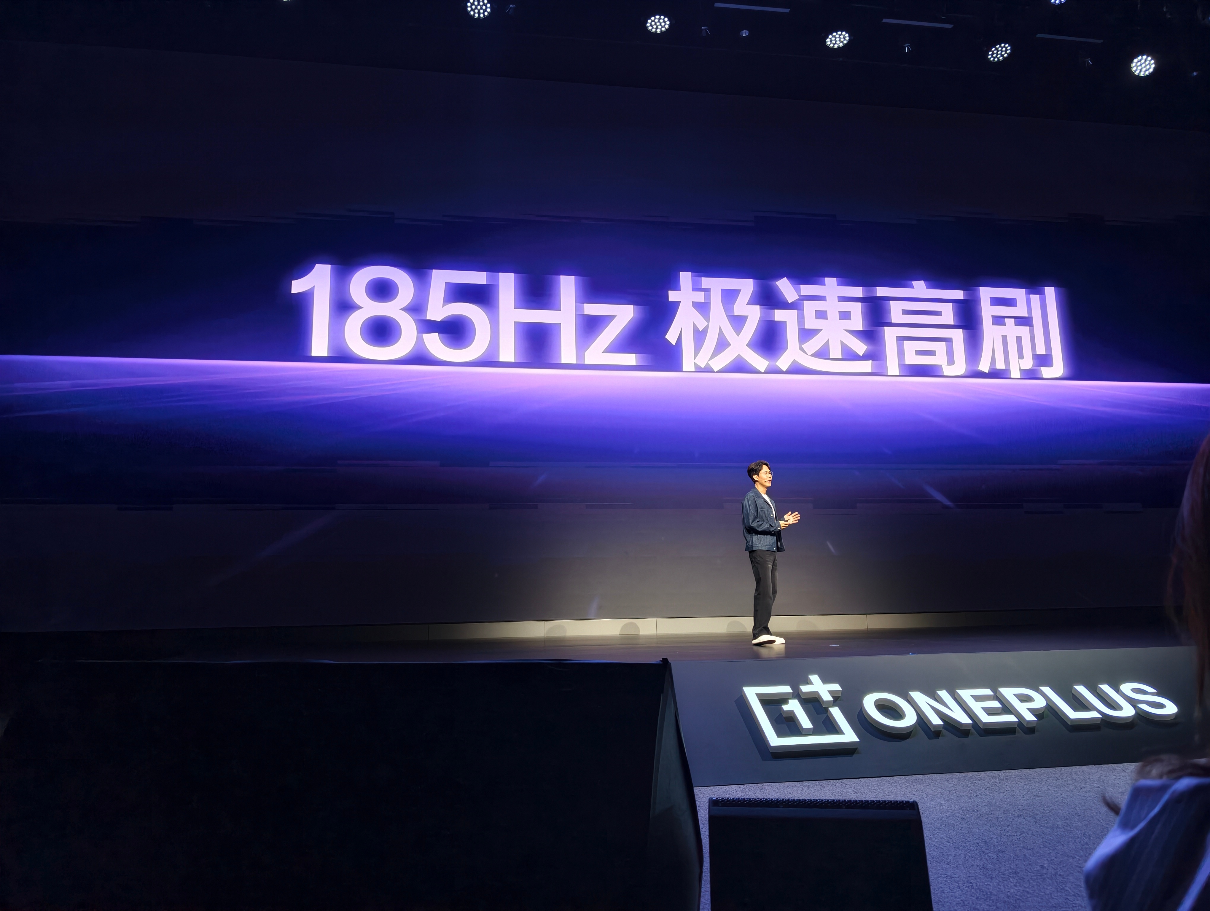 一加要在高刷上找到了体验优化方向，今年带来了185FPS。帧数更高，不止看着更流