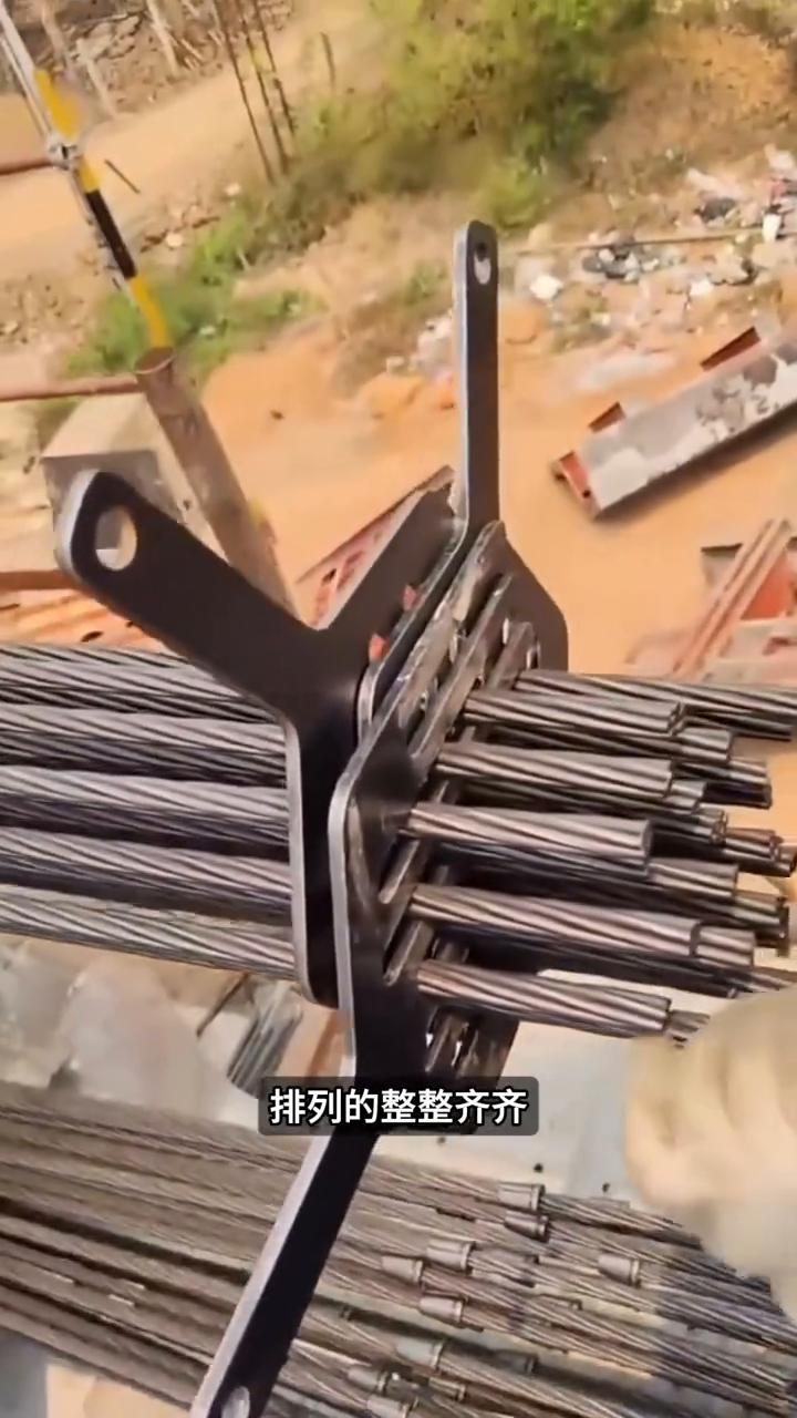 桥梁工人为什么要给钢脚线梳头？这可不是为了好看，而是少了这一步，后面的毛具很可能