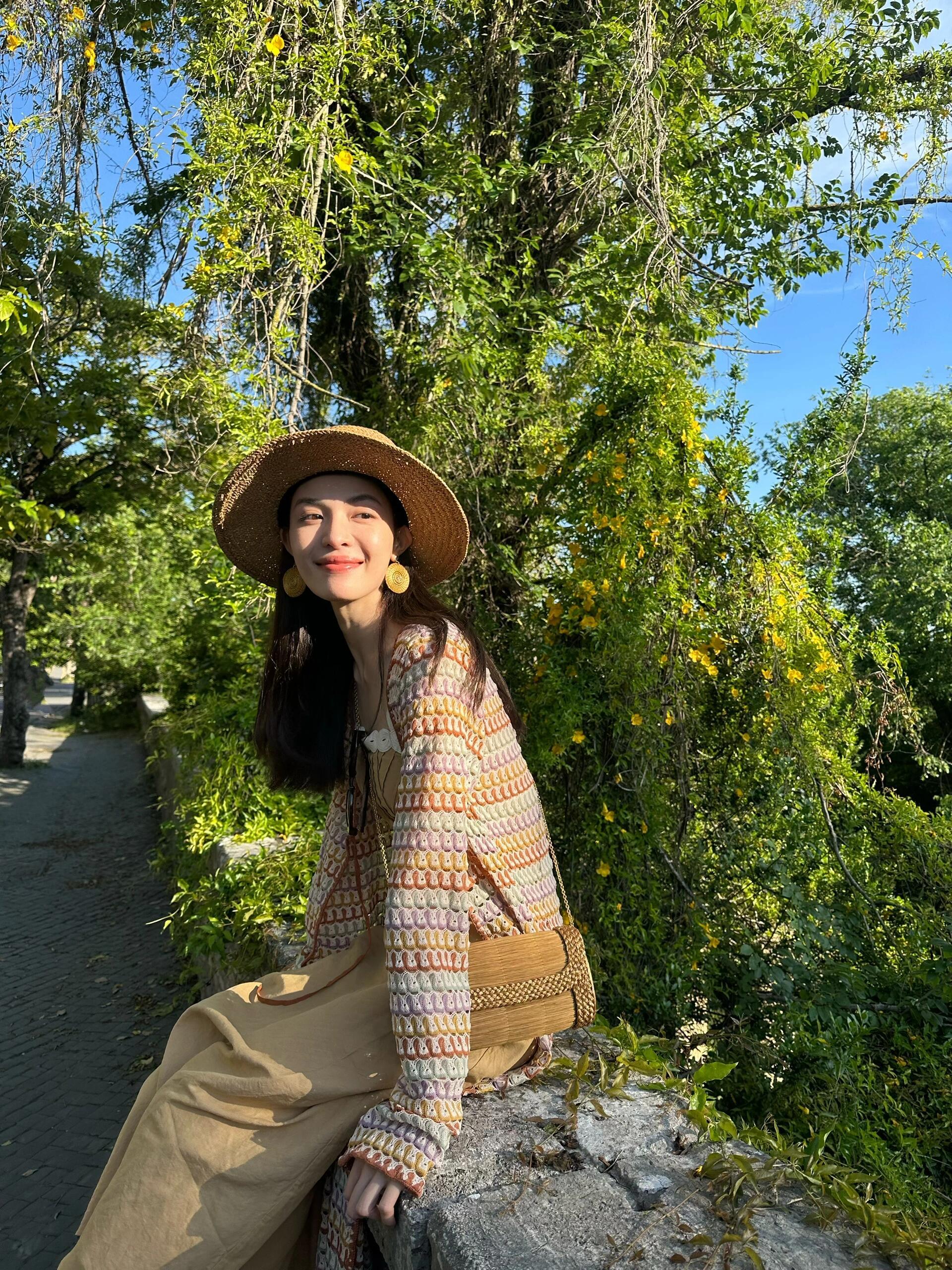 钟楚曦在罗马✨阳光倾洒，笑容灿烂肆意钟楚曦罗马明媚氛围  ​​​