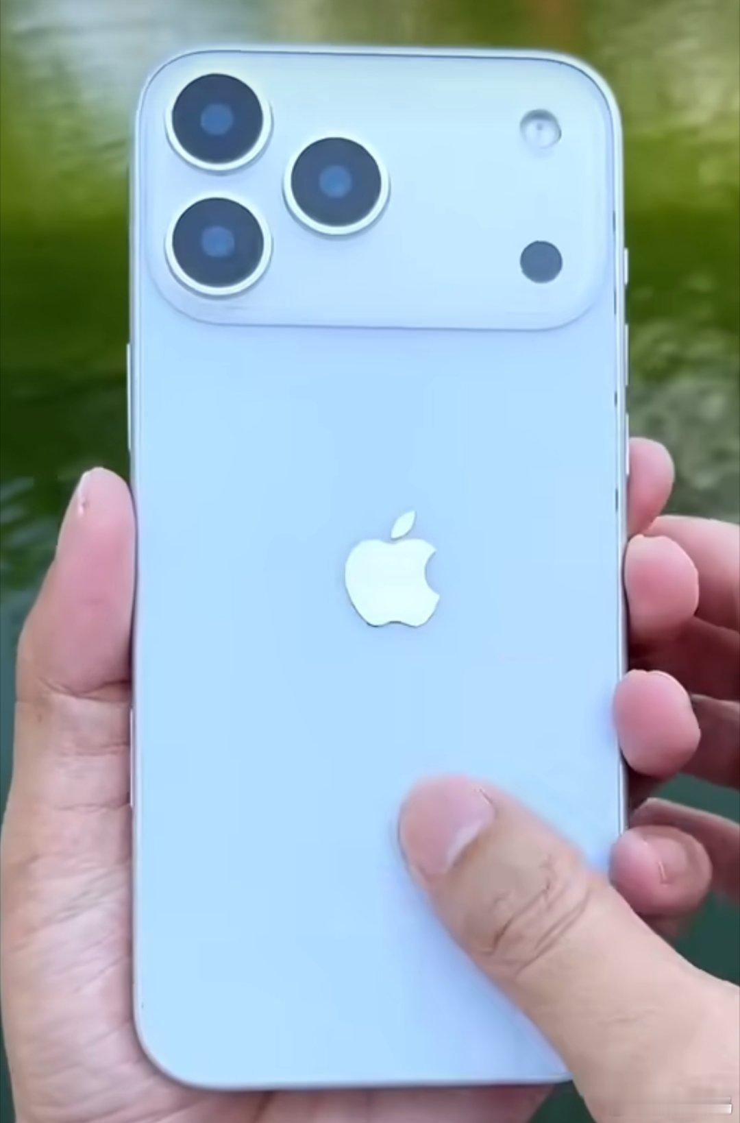 iPhone17ProMax最新机模简单给大家总结一下，外观改变，采用铝合金和玻