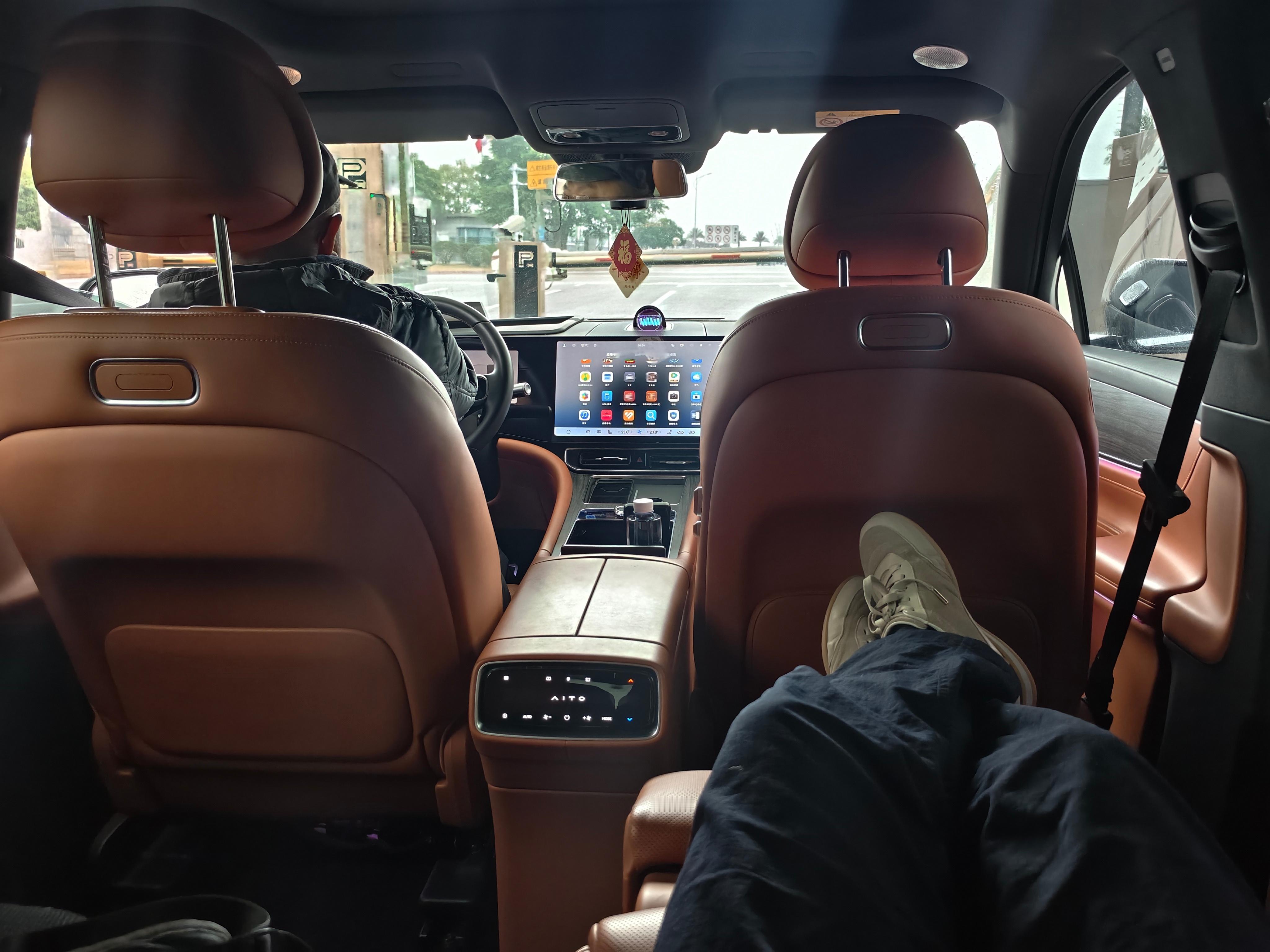 汽车博主大部分时候都是开车，在后排体验零重力座椅的机会还是很有限的。大部分接机不