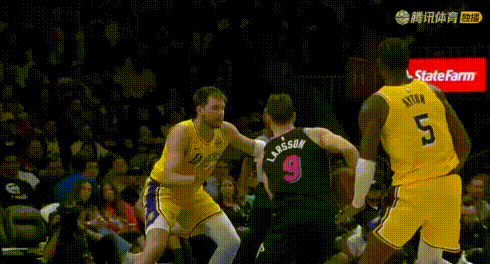 这盖帽能挑战成功？
镜头清清楚楚的先帽球后打手上，裁判看了半天，结果居然热火挑战