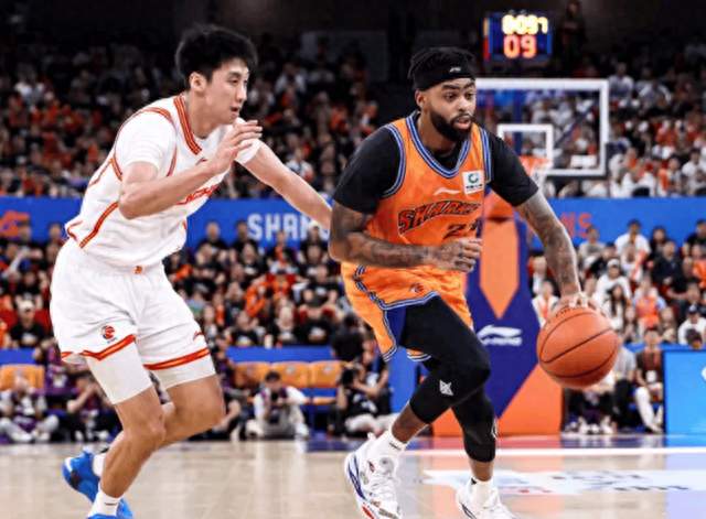 打不明白CBA？拉塞尔首秀23投21分，与古德温的搭配不如弗格