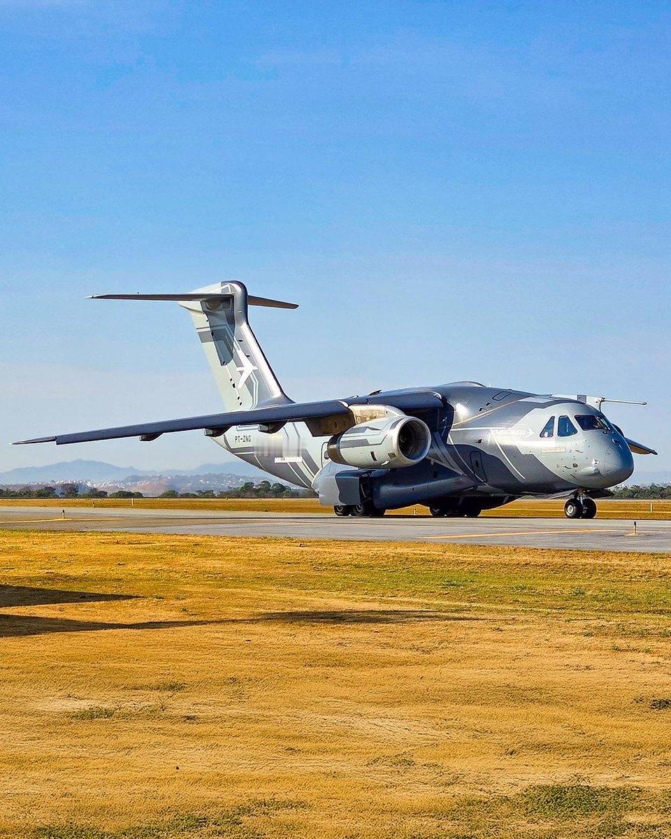 巴西航空工业公司的 KC-390 千禧多用途军用飞机在DubaiAirshow 