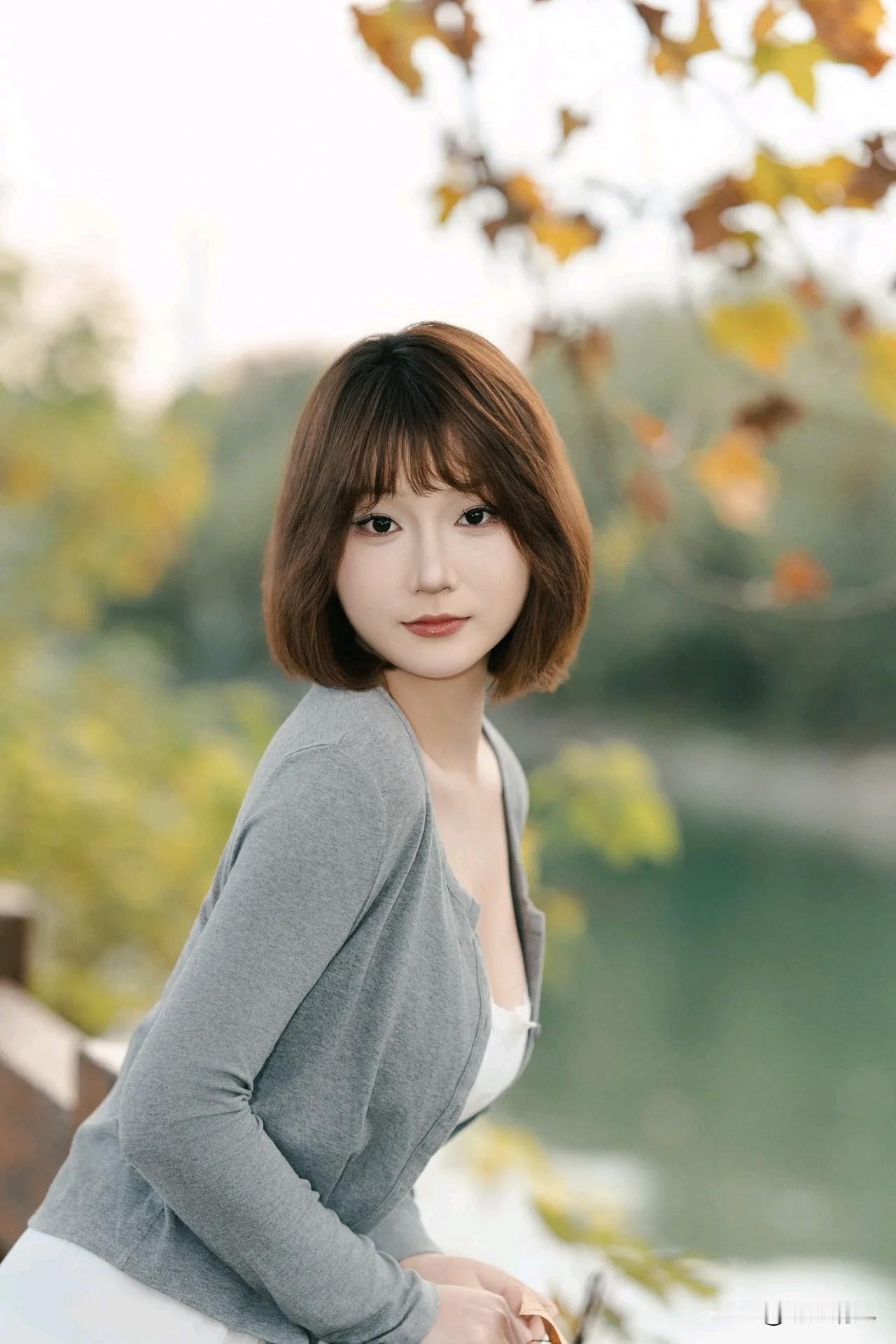 在公园拍照别再傻站着啦！短发女生这样拍真的超有感觉。栏杆才是绝佳道具，几个简单动