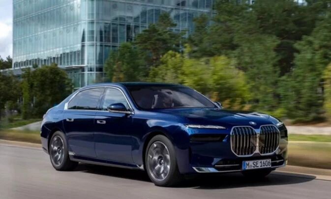 蓝天白云梦的门槛降低了宝马大范围调价，降幅普遍在10%以上，部分车型最高官降30