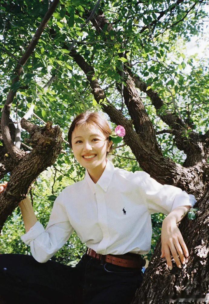李兰迪镜头前常聚焦上半身，或因下半身稍显丰腴，不过整体气质仍在，各有韵味。 ​​