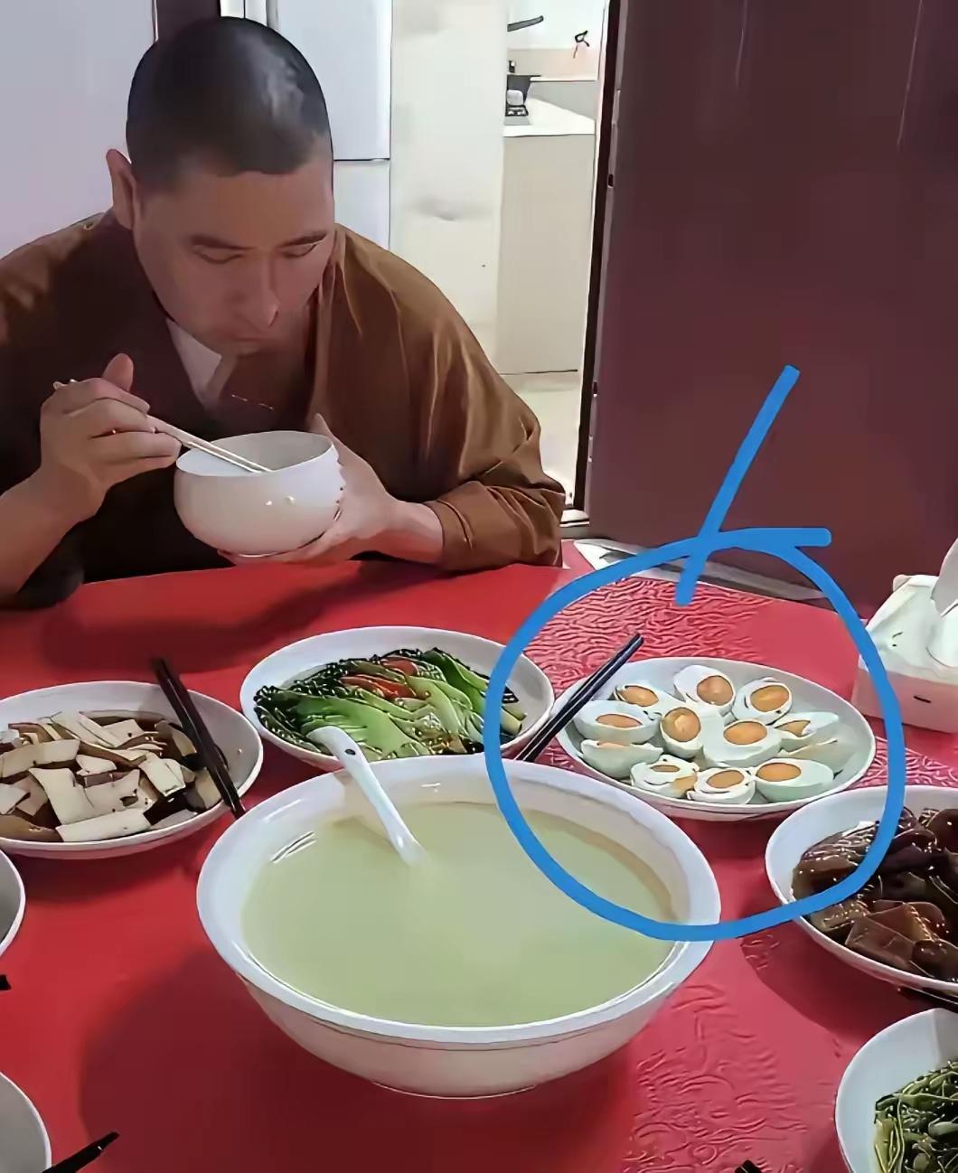 和尚的一日三餐其实也不错，好几个菜还有汤，都是善男信女提供的，除了念经也就扫扫院