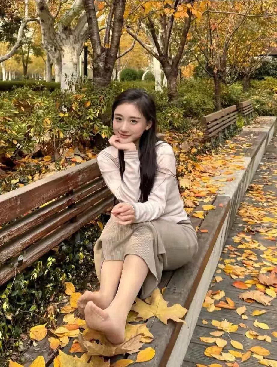 这座椅看上去好脏，估计是自公园建好后，就从来没有打扫清理过吧。