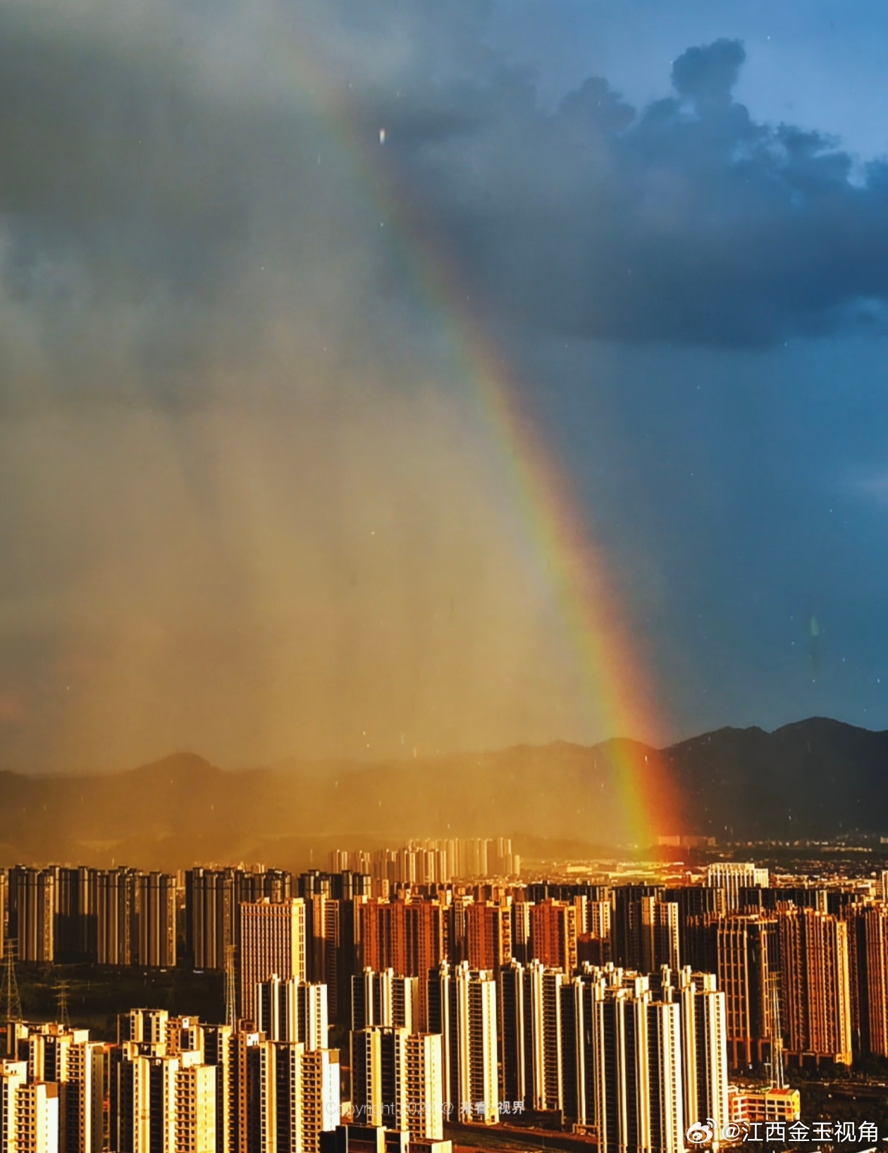 暴雨和彩虹同框是什么神仙画面 【杭州奇观】8月1日下午4至5时，萧山上空暴雨彩虹