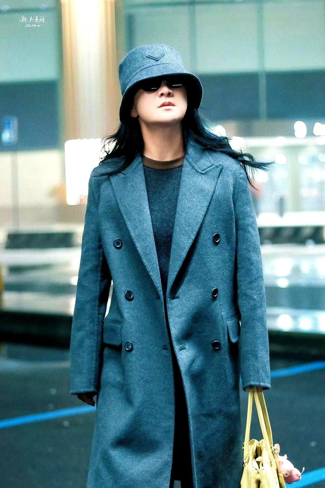 100斤没反弹，她这次帅到认不出
 
机场灰色长大衣+墨镜，走路带风。旁边马龙像