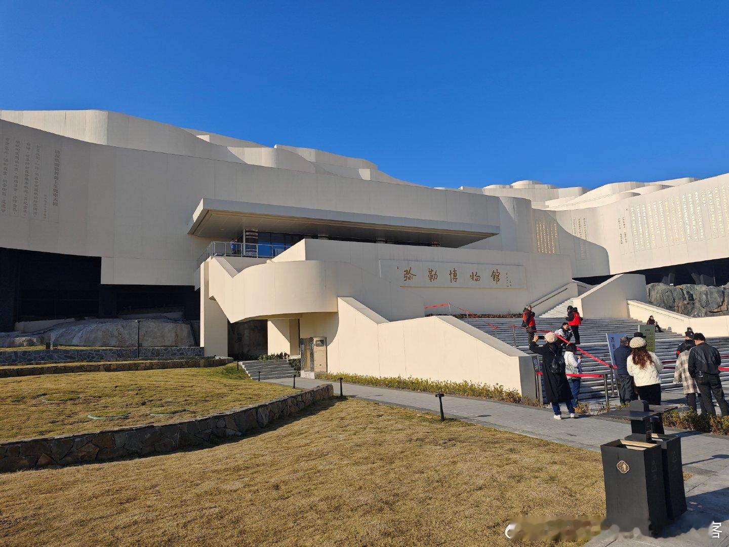 白衣刷展   雪窦寺的弥勒博物馆开了两个月了，但是网上消息很少，据说下周就要撤换