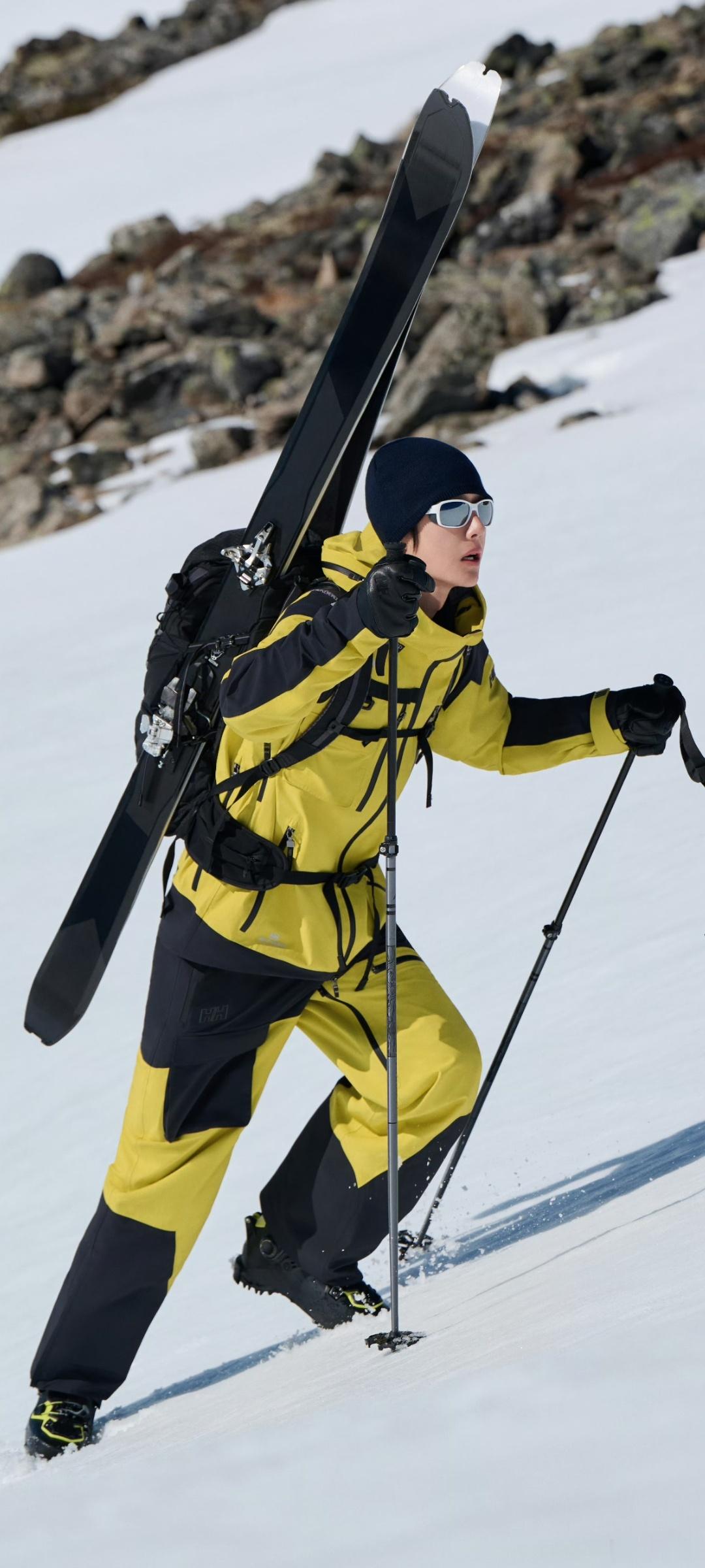 雪山之巅滑雪⛷️要穿黄色，合理[偷笑] 自己的爱情自己打call ​​​