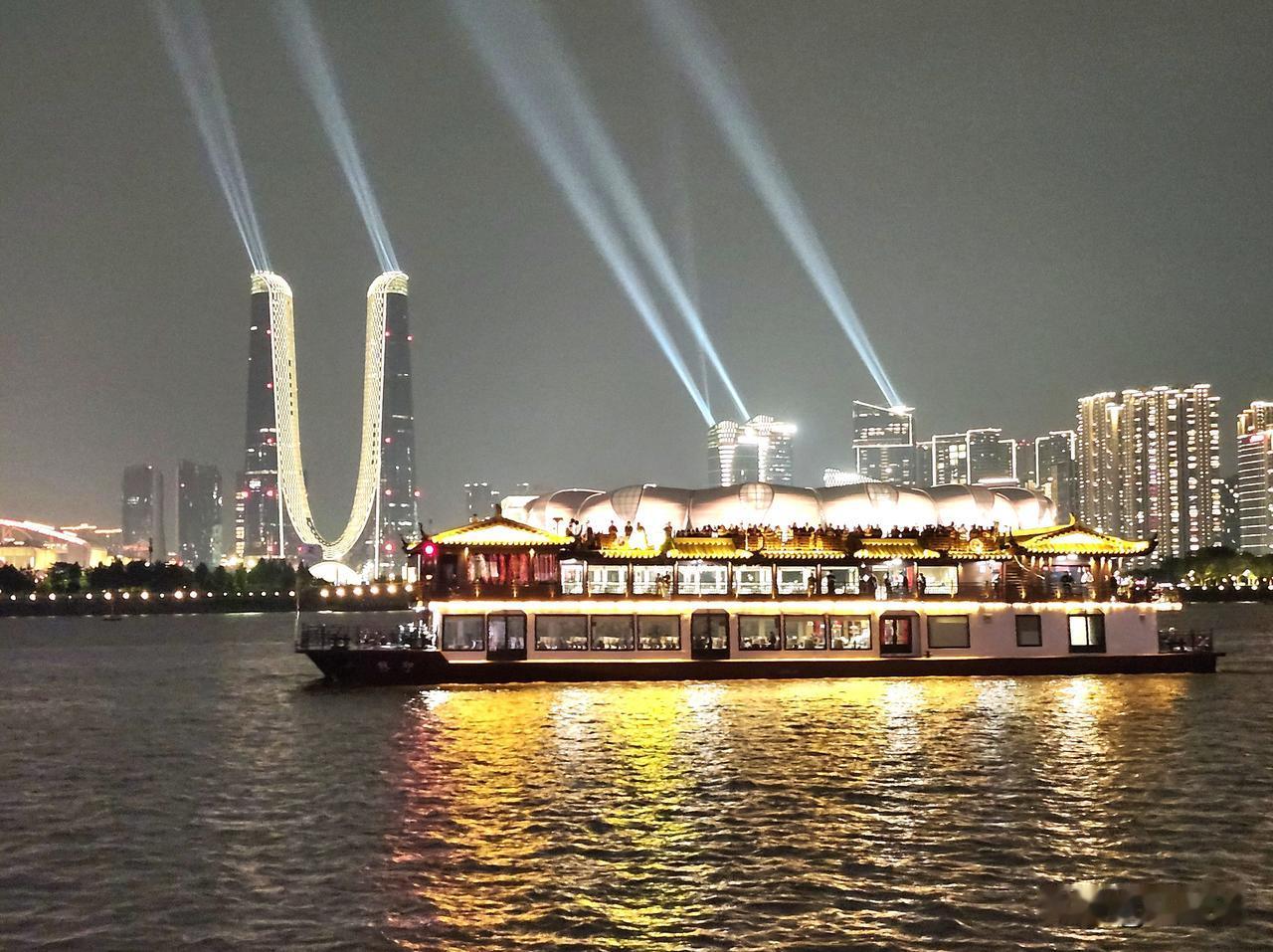 女婿一句:“晚上带你们去坐游轮逛钱塘江夜景。”本来已经累得我不想动了，一说坐船又