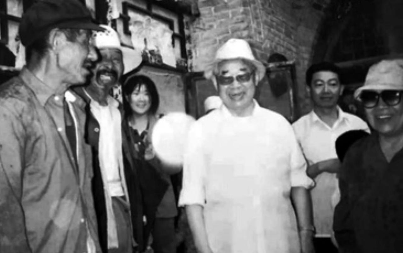 1991年冬，原后勤学院院长杨秀山中将带着夫人，前往广东考察。参观一家毛毯厂时，