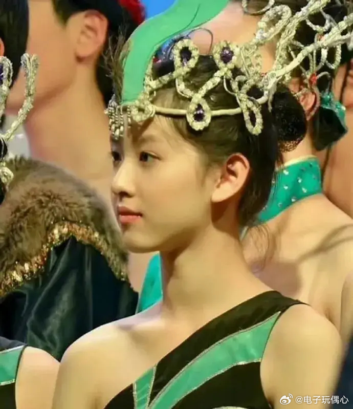 章泽天大学时简直美的不像话，怪不得东哥一眼就看上了她 