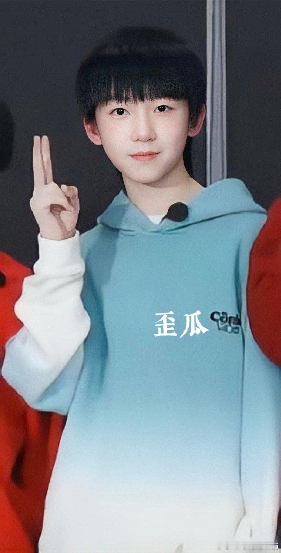 杨博文YBW[超话]  ybw 杨博文 季夏拾叁青云万里  “你是乱花欲渐中唯一