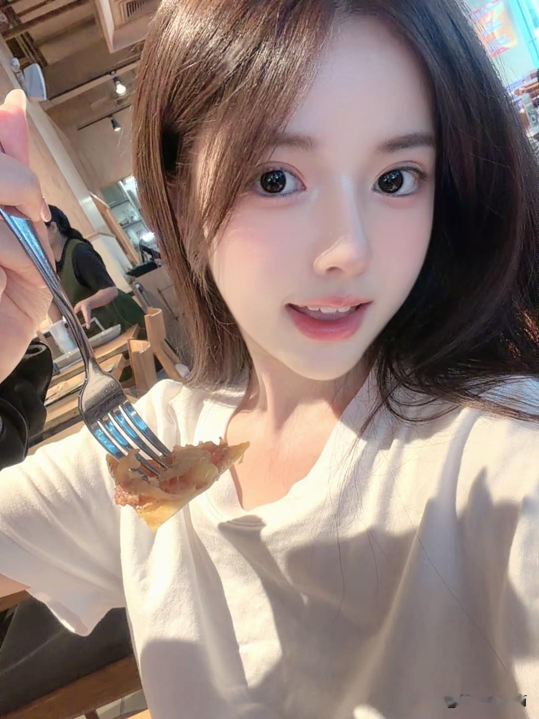 美食当前，轻松一刻
美少女美景分享 分享一下相册里的美女