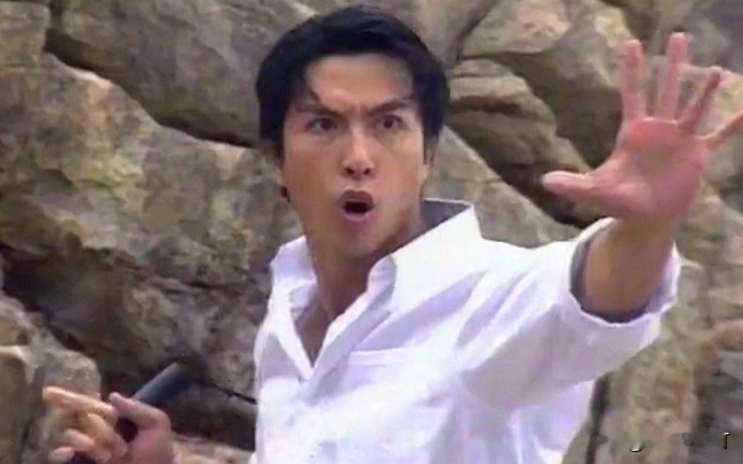 甄子丹其实出道很早，成名也算很早。

早在1984年，他就在袁和平麾下主演了动作