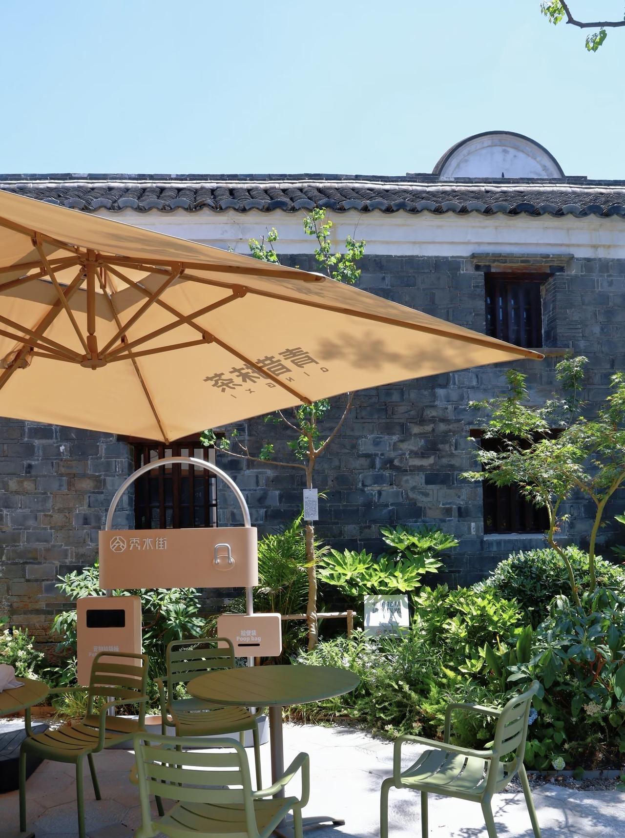 夏天敲了七次窗
第七次递进雷声的请柬

雨把云朵洗成薄纱
晾在屋檐与屋檐之间

