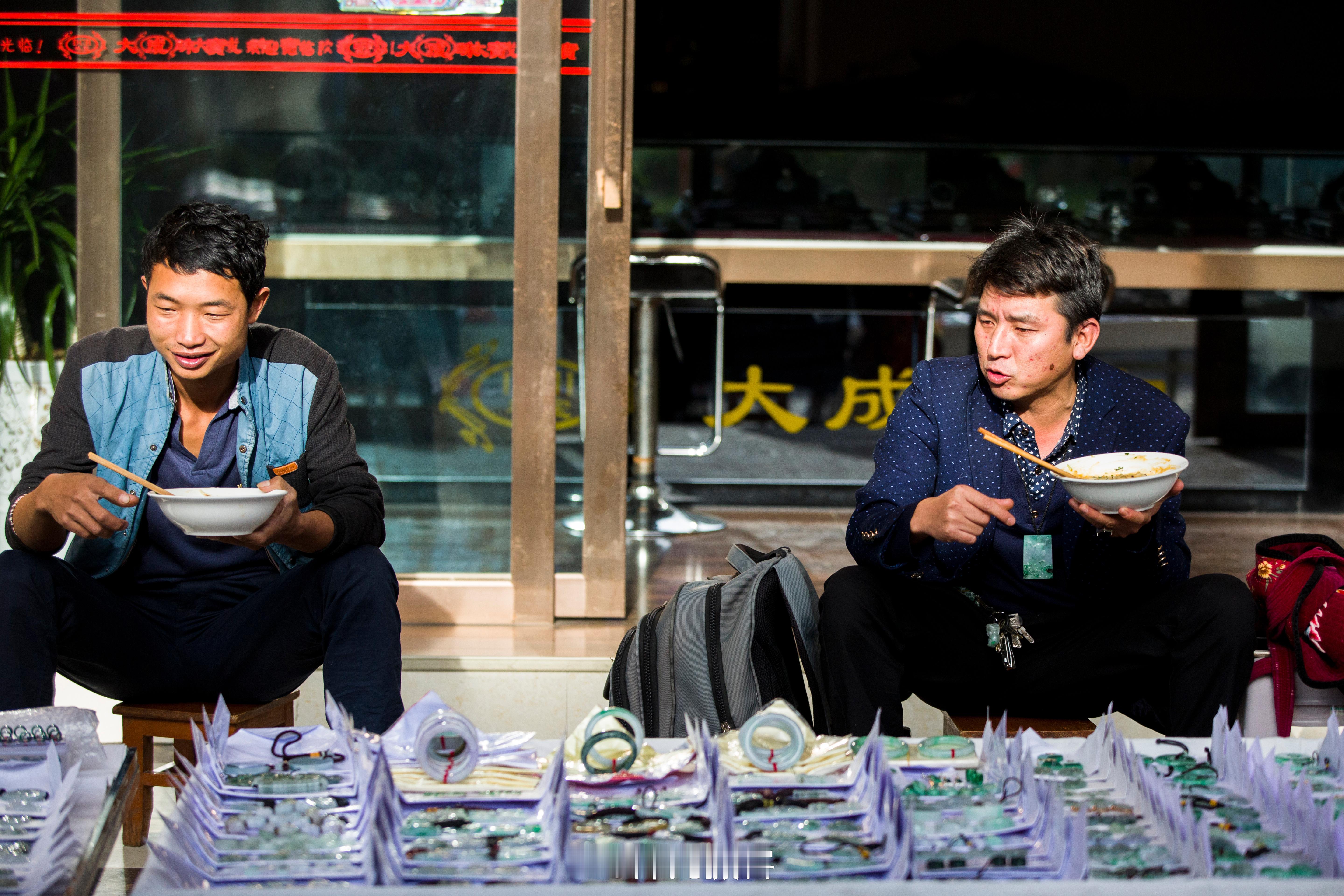 在云南西南边陲，有许多玉器专业交易市场，当然也有一些类似于圩日的交易集市，而这其