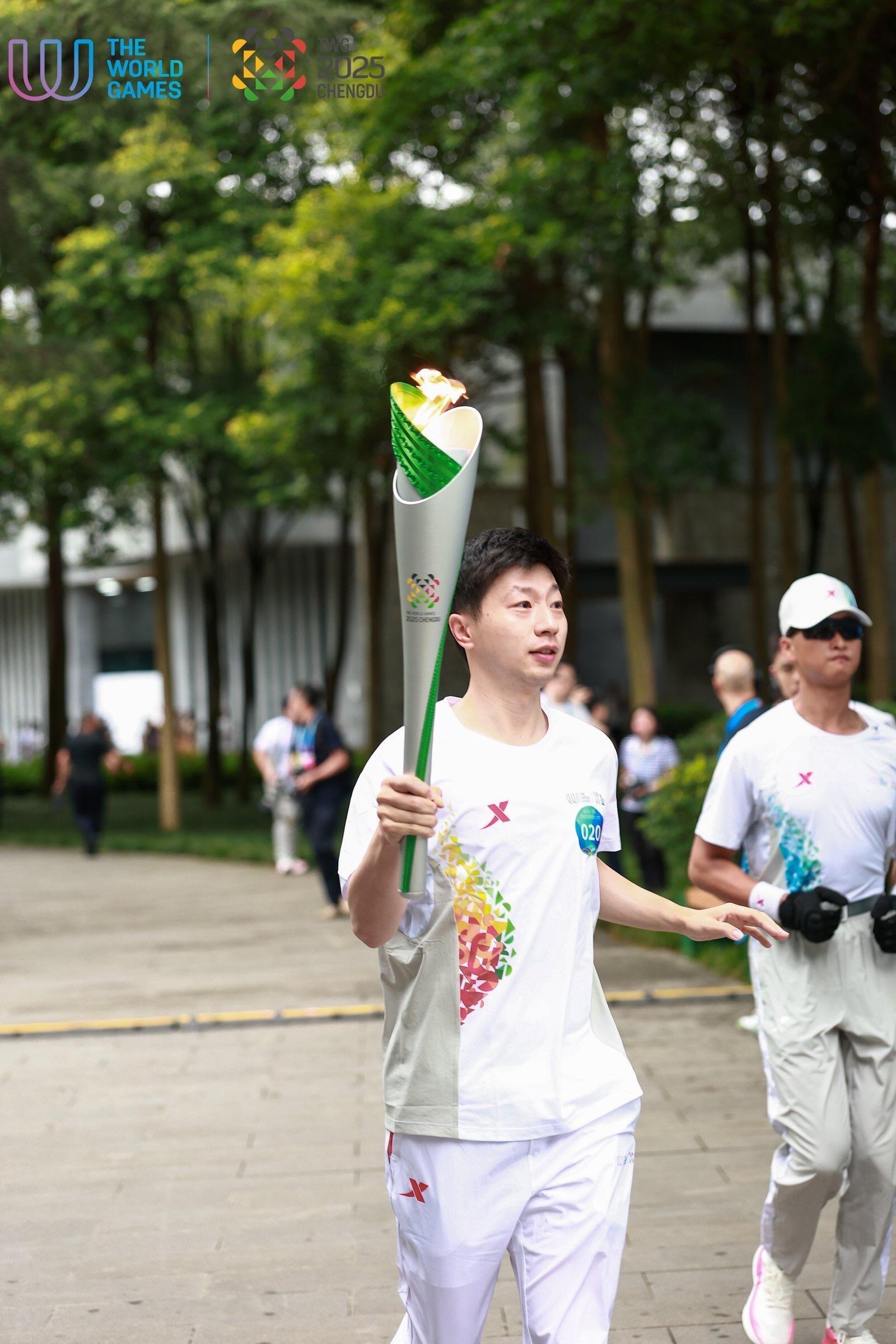 马龙亮相世运火炬传递组委会官方图P1怪轻盈的[吃馕] ​​​