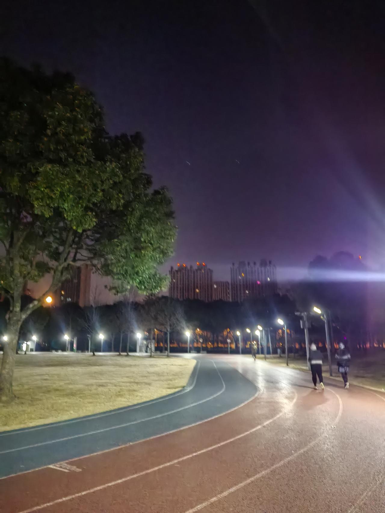 嘿，朋友！你知道吗？你的自律和善意简直就是超级英雄的标配！特别是你那连续三天跑了