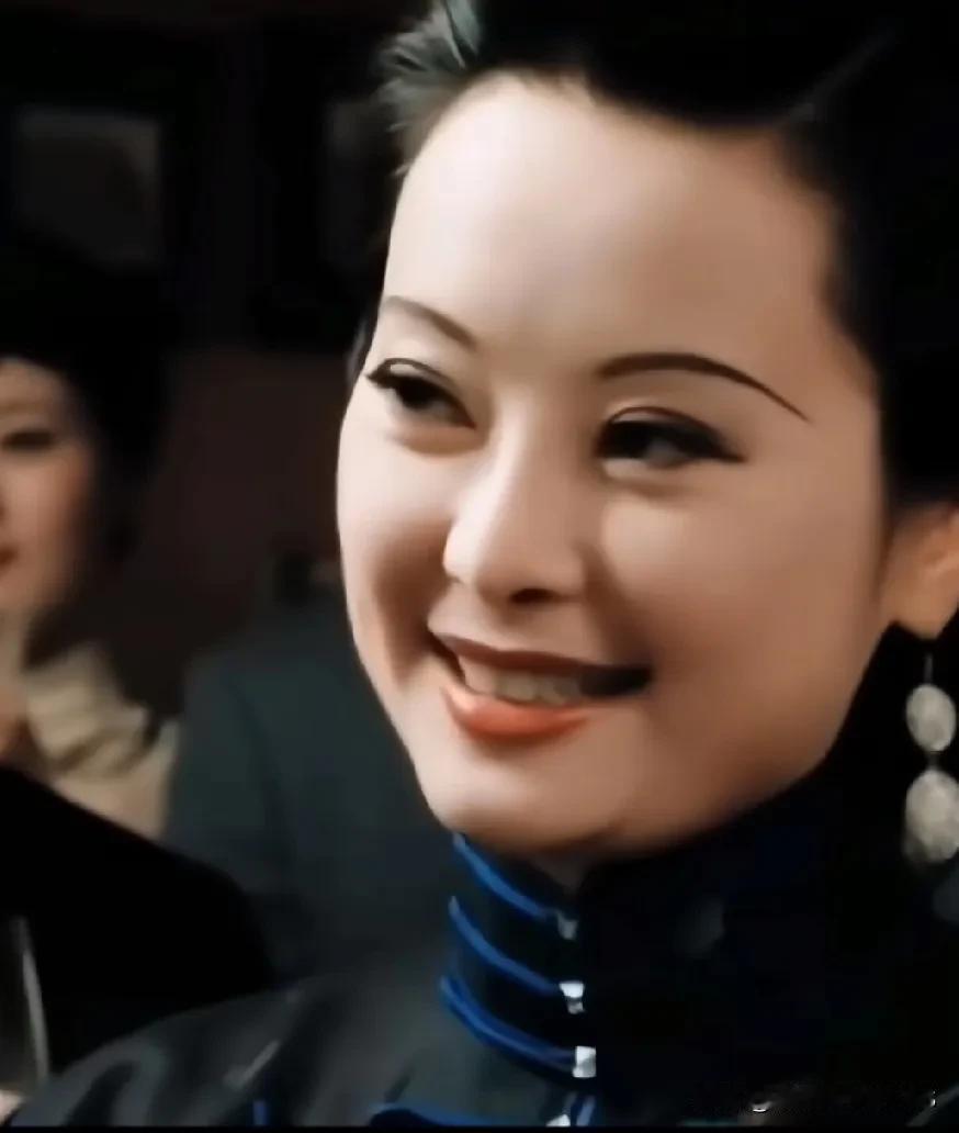 袁立的相貌着实富贵大气，圆润的脸型天然带着一种贵气，演起贵妇和阔太太来极为合适。