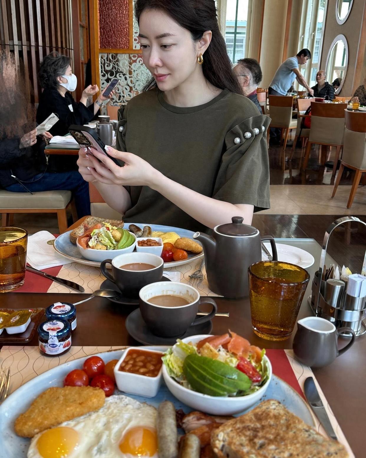 熊黛林与郭可颂能成为夫妻，还是在郭可盈的撮合下，相识、相恋、并结婚的。

熊黛林