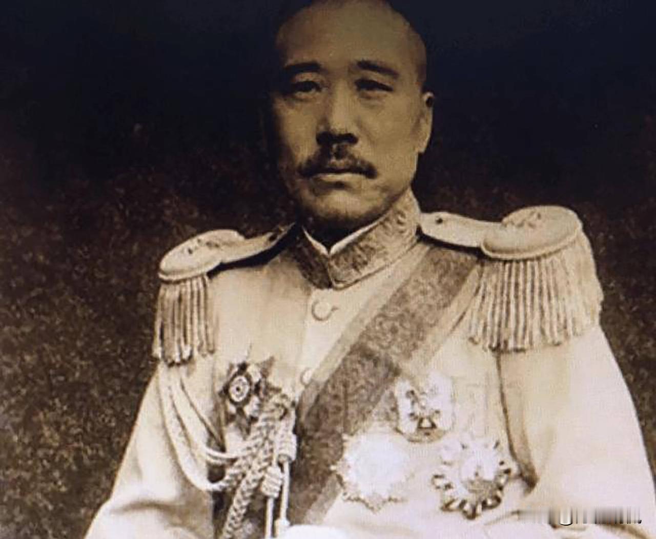 1921年，张宗昌想枪毙一个逃兵，写手令时“毙”字不会写，就想改成打200军棍。