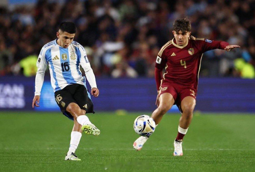 刚刚结束的阿根廷3：0委内瑞拉的世预赛中，三个进球的助攻分别来自阿尔瓦雷斯，阿尔