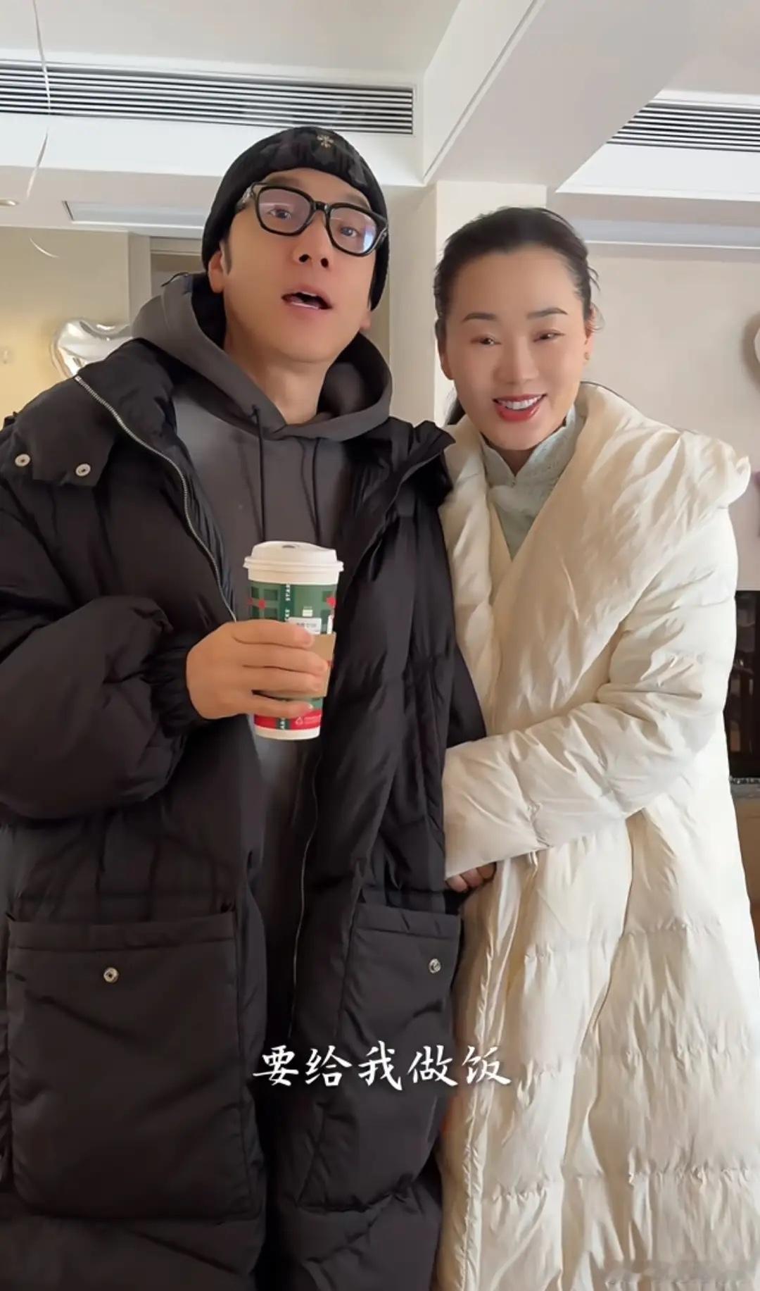 林依轮老婆54岁生日，他亲自下厨做八个菜 在家庆祝两人发量都好多！ 