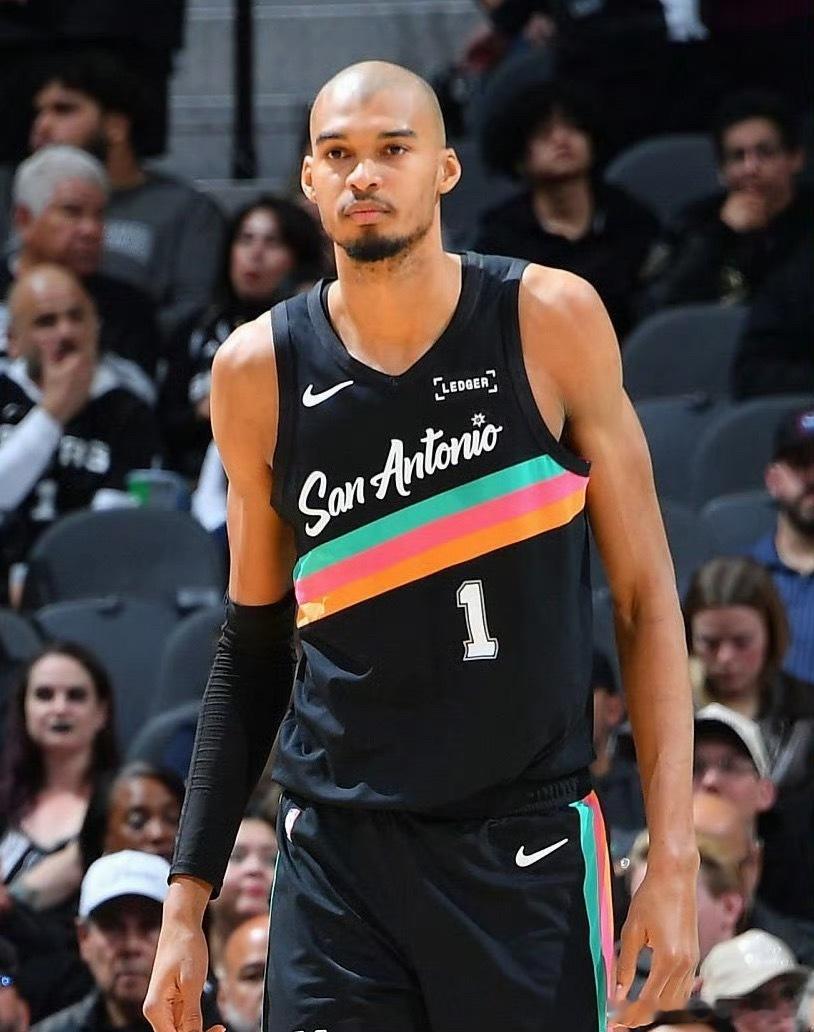 文班亚马拉着队友一起剃了光头等休赛期一起再来中国进修