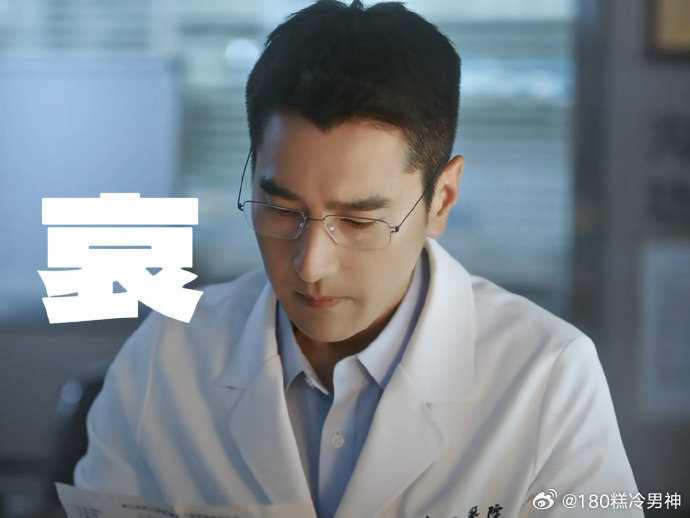 赵又廷喊话工作室 十条动态里半张正经精修帅照都找不到，全是鬼畜表情包，赵又廷对着