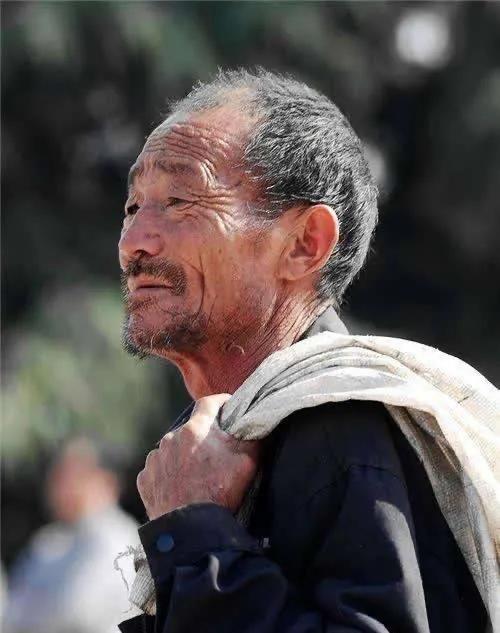 我这个贪生怕死的老丈人，都80岁了，还看不淡生死，还想买保健品，长命百岁。殊不知