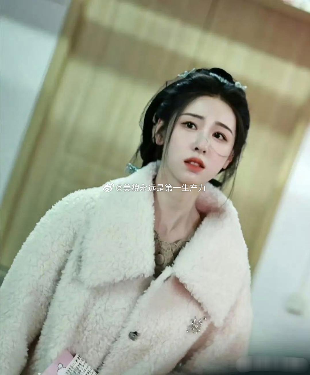 其实陈都灵就是弱女风，挑剧本也是，但粉丝非要在她身上找强女精神。 