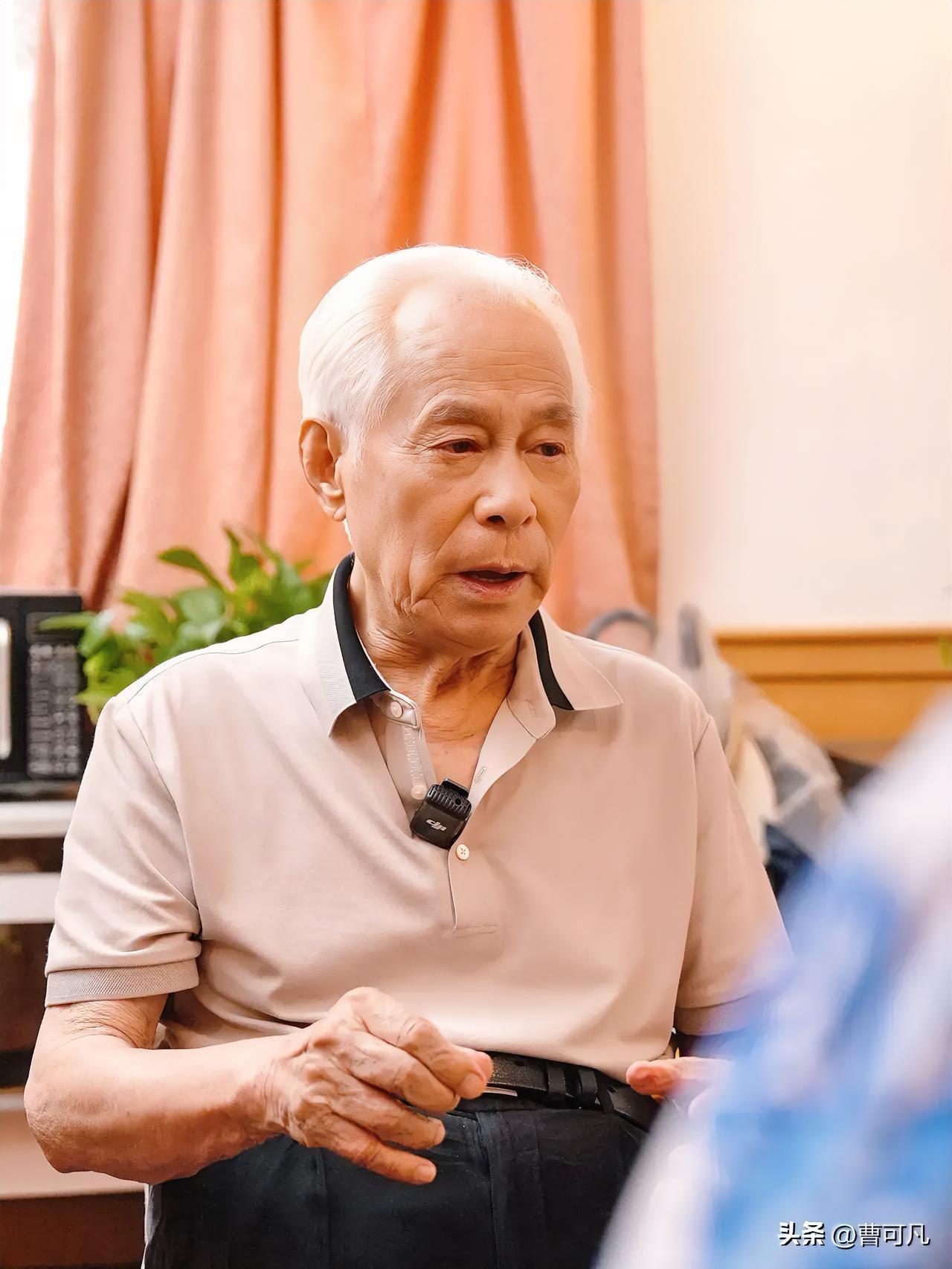 他是94岁的著名作曲家何占豪先生，他的代表作是《梁祝》。他开朗、乐观，精神矍铄，