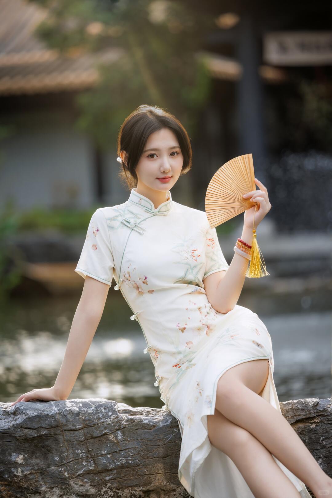 旗袍真的不适合二十岁的少女穿 。
她们很清丽，但显得很稚嫩。