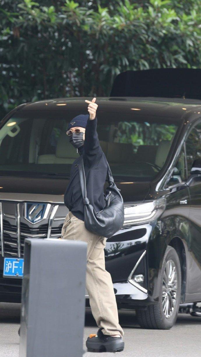 #檀健次机场和粉丝挥手告别##檀健次给粉丝比了个OK# 檀健次在上海出发的瞬间令