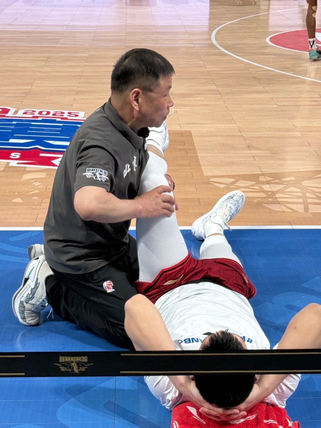 北京首钢[超话]北京男篮vs山西男篮 赵大夫赛前为张才仁拉伸，今天才仁会顶替曾凡