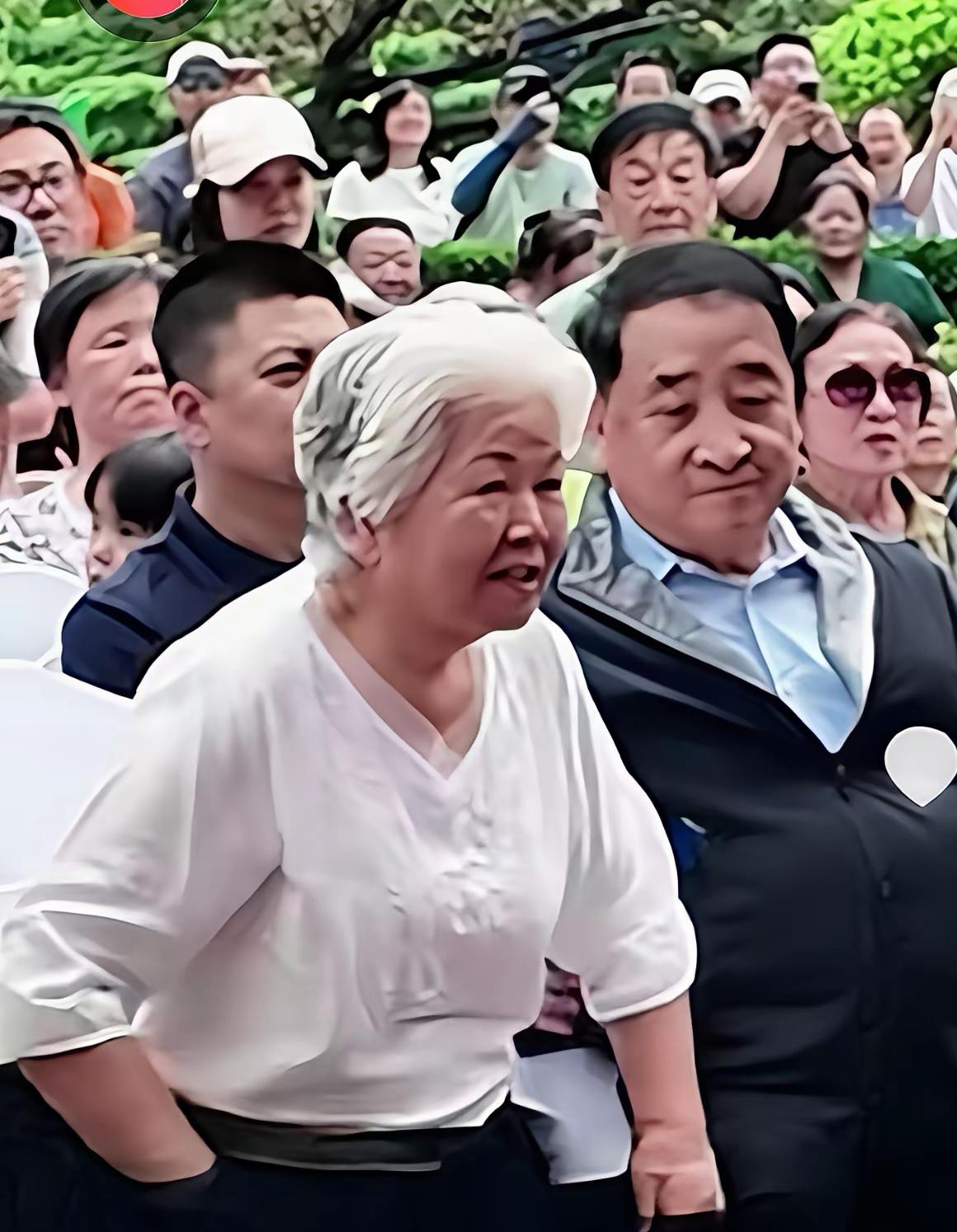眼熟却叫不出名字😂
 
这位老太太看着特别面熟，名字偏偏卡在嘴边！
能和姜昆并