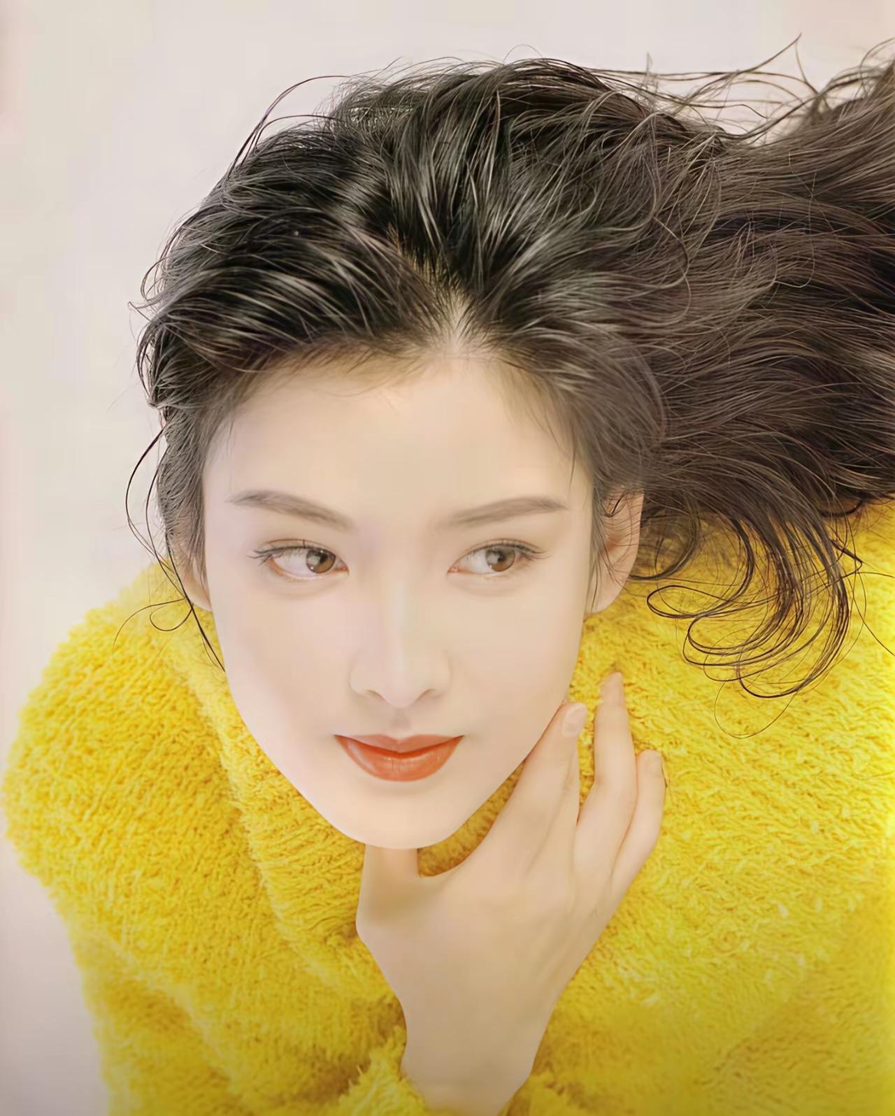 难得见到不老女神周慧敏无刘海的照片，这么好看的额头被藏着真是可惜。露出额头比盖着