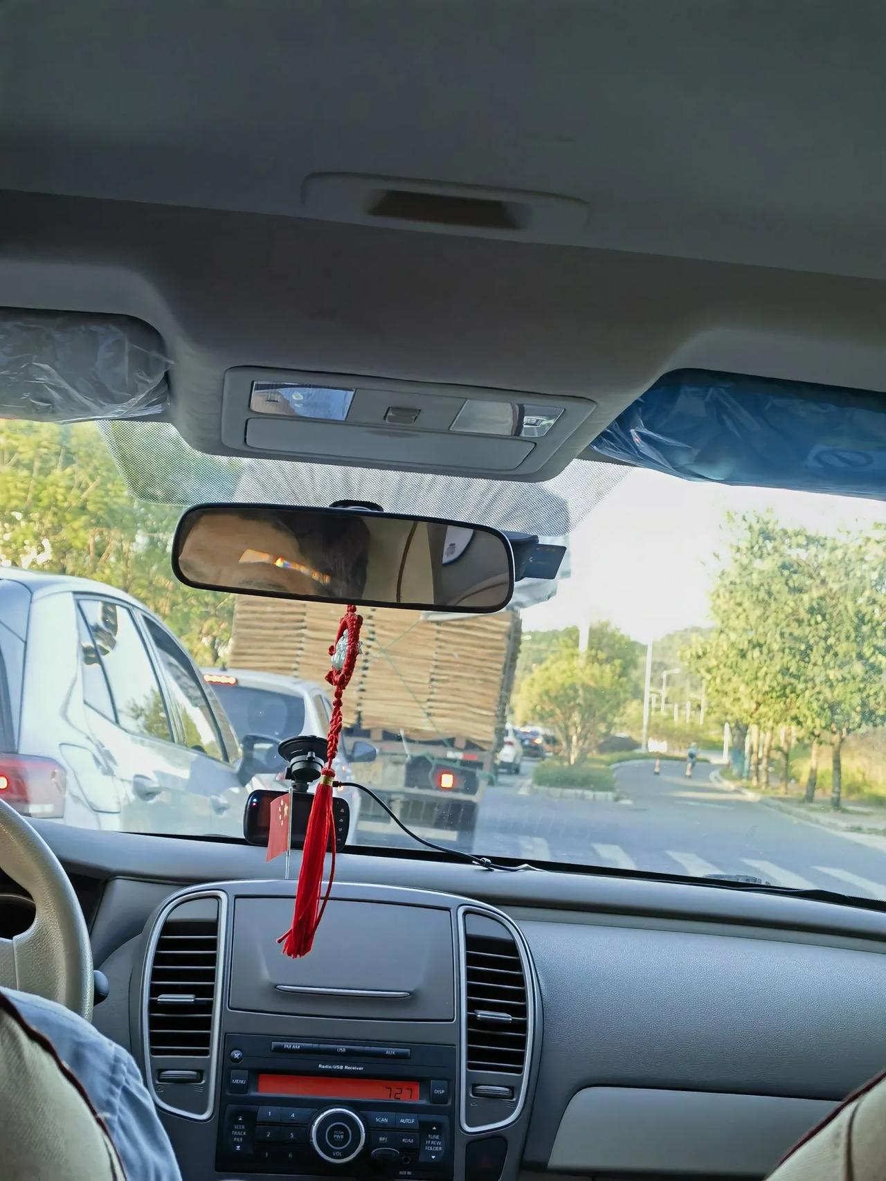 交警同志还真辛苦！
今天一大早就赶着去上班了，可半道上却突然堵车了，前面的车排了