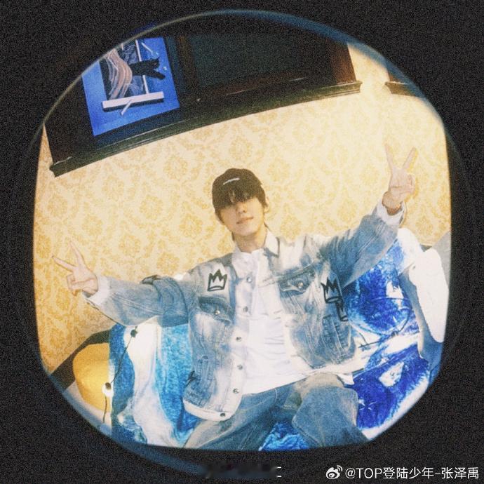 #张泽禹蓝色牛仔套装随拍##张泽禹牛仔套装随拍# 张泽禹新的随拍中，蓝色牛仔套装