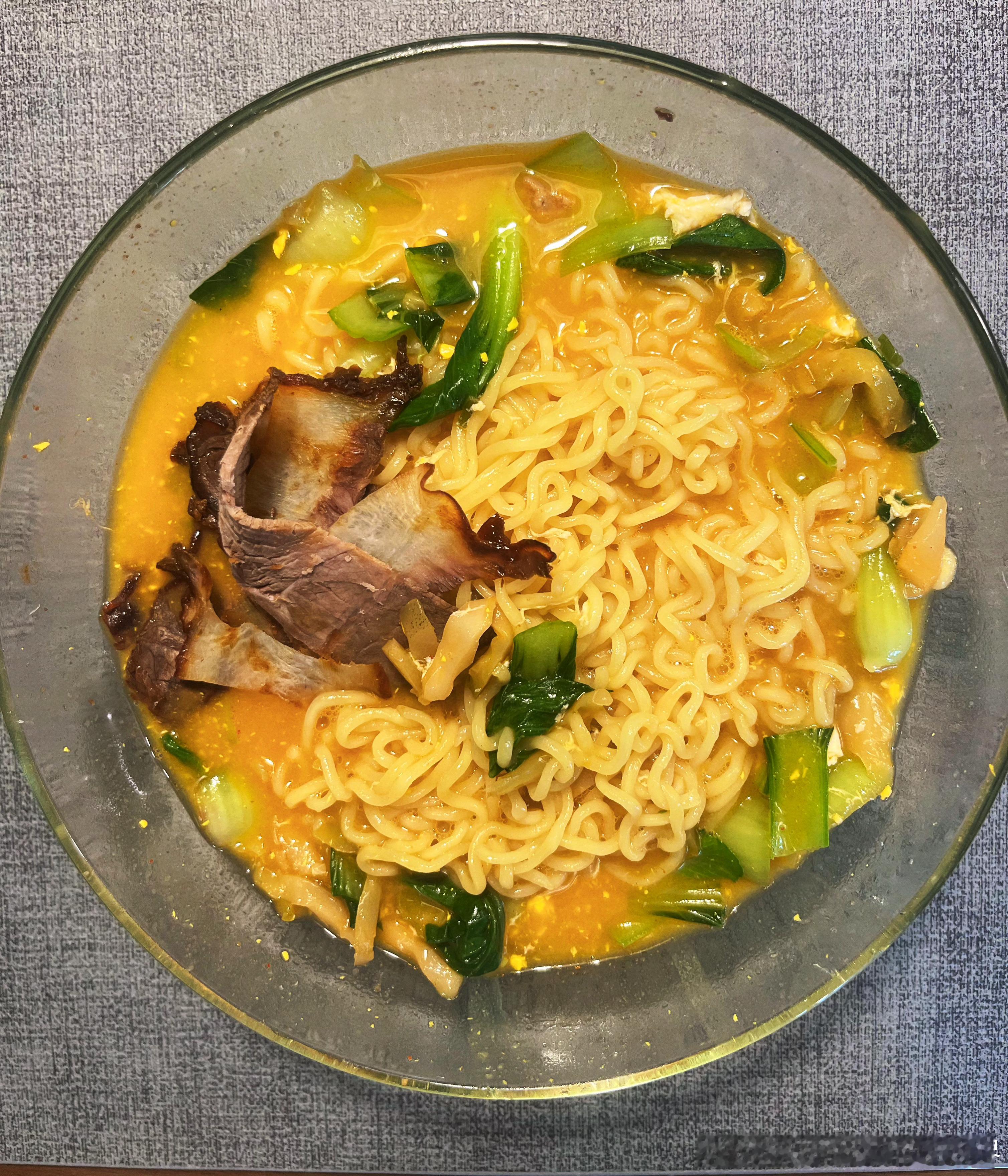 我们这泡面也太豪华了。 