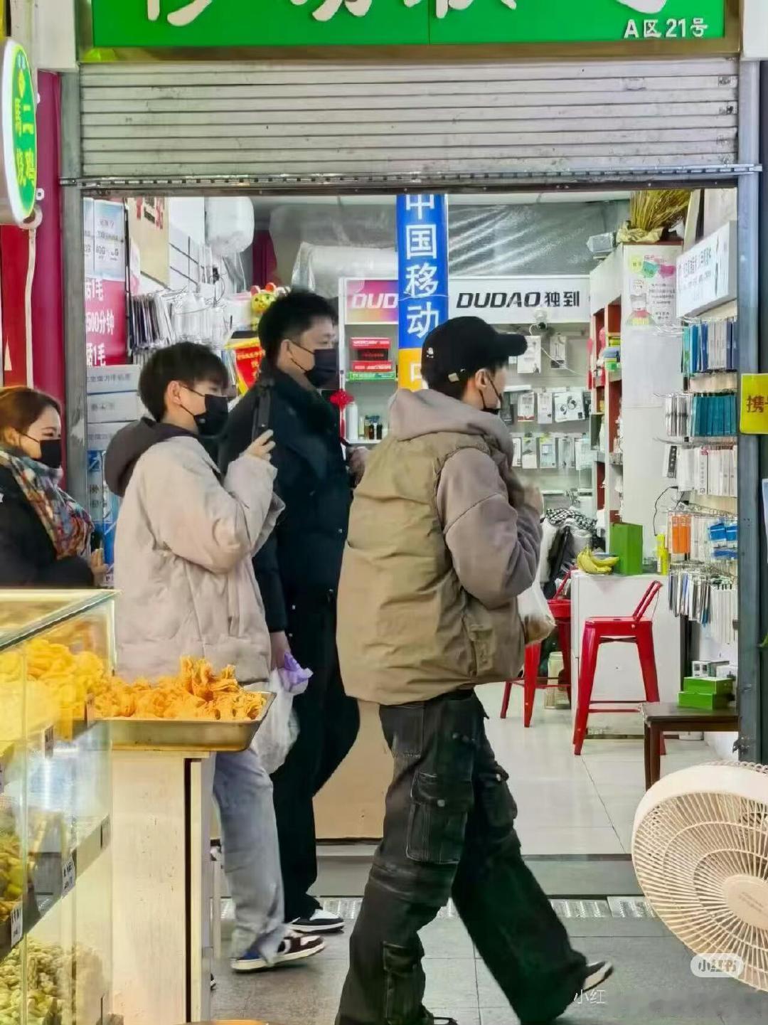 菜市场偶遇张艺兴买菜北京菜市场偶遇张艺兴买菜 菜市场偶遇张艺兴买菜，手里还拿着东