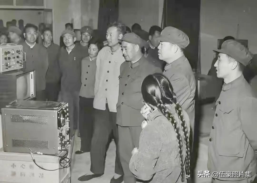 上世纪七十年代初，时任38军副政委兼保定地委第一书记，保定地区革委会主任徐炜（右