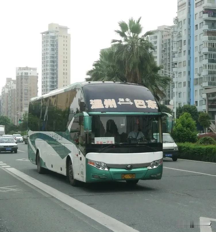 湖北恩施州巴东曾经的省际长途线路，还有多少在跑？
温州—巴东
巴东—深圳
巴东，