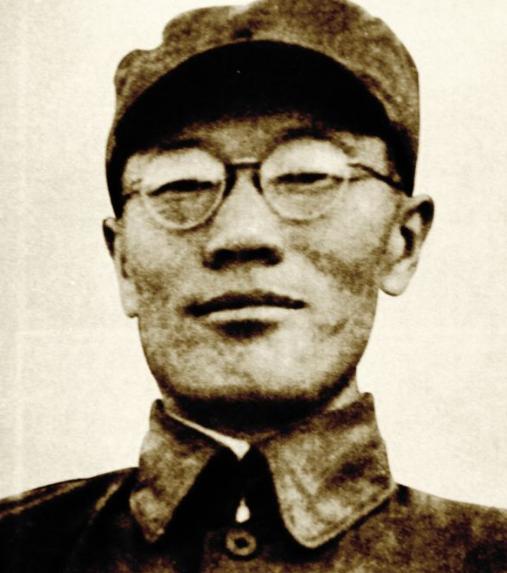 1942年，蒋介石本想秘密处决万毅，却被万毅觉察到，于是，就趁守卫不备逃了出来，